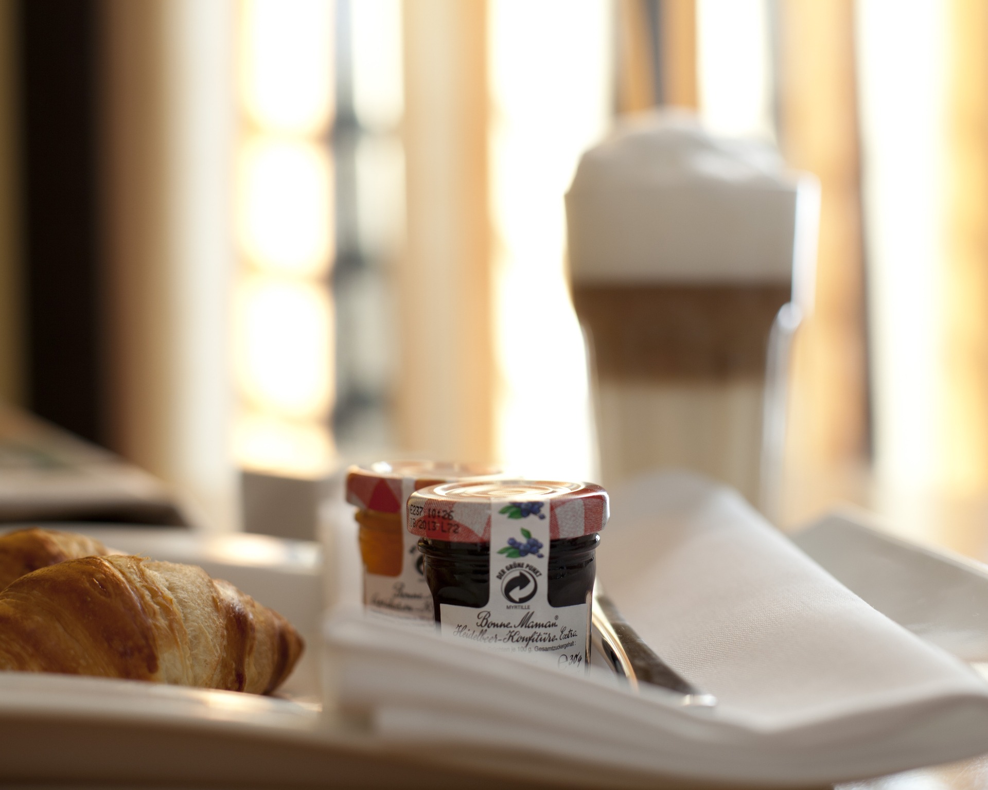 Zimmerfrühstück mit Latte Macciato relexa hotel Berlin - Zimmerfrühstück mit Latte Macciato